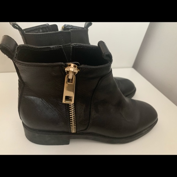 Zara Black Leather Chelsea Boots With Gold Zipper - Picture 2 of 9